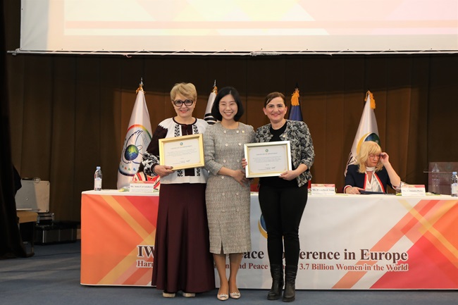 4. 윤현숙 대표(가운데)가 IWPG 루마니아 브라쇼브 지부장과 우크라이나 키예프 지부장에게 임명장을 전달한 후에 기념촬영을 하고있다..jpg