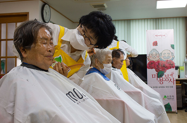 '백세만세' 봉사활동. 봉사자들이 어르신들 위해 이미용을 진행하고 있다.jpg