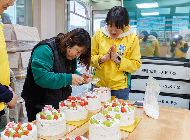 '새끼손가락' 봉사활동. 봉사자들이 복지회 내 장애인과 함께 케이크를 만들고 있다.jpg