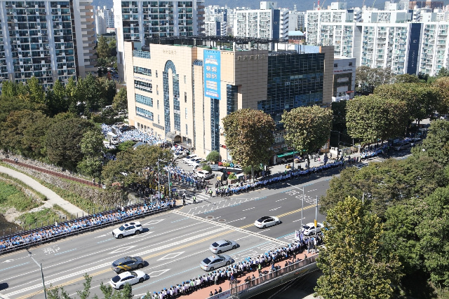 2. 2일 신천지 서울교회에서 ‘2024 신천지 계시 성취 실상 증거 말씀대성회’가 열린 가운데 많은 인파가 현장에 모여들고 있다..jpg