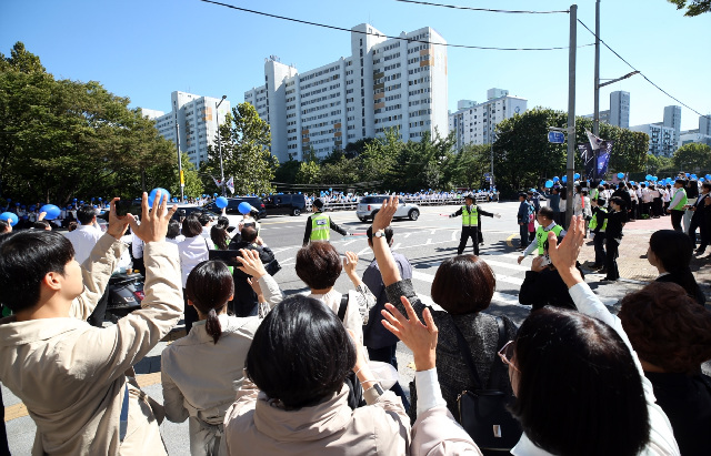 3. 2일 신천지 서울교회에서 ‘2024 신천지 계시 성취 실상 증거 말씀대성회’가 열린 가운데 모여든 인파를 촬영하는 시민.jpg