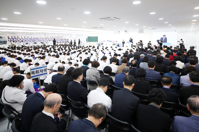 4. 2일 신천지 서울교회에서 ‘2024 신천지 계시 성취 실상 증거 말씀대성회’가 열린 가운데 목회자들이 기도하고 있는 모습.jpg