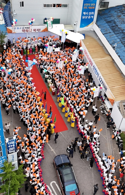 4. 6일 열린 ‘신천지 인천 전도 대성회’에 모인 환영 인파.jpg