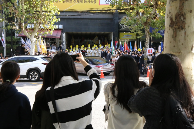 3. 9일 서울 서대문구 소재 신천지 서대문교회에서 열린 ‘신천지 서대문 전도 대성회’에 참석하는 목회자를 환영하는 신천지예수교회 성도들의 모습과 이를 관심 있게 지켜보는 시민들의 모습..jpg