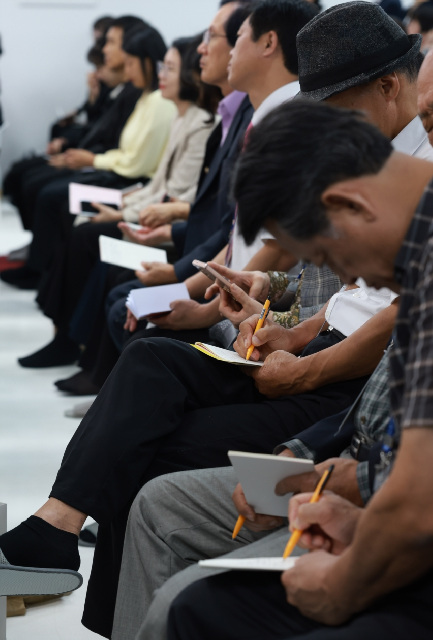 4. 9일 서울 서대문구 소재 신천지 서대문교회에서 열린 ‘신천지 서대문 전도 대성회’에 참석한 목회자들이 필기를 하며 강연을 경청하는 모습..jpg
