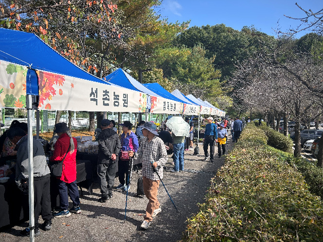 6. 이천시 제2회 임업인과 함께하는 임산물 직거래 장터 시민 호응 속 성황리에 마무리.jpg